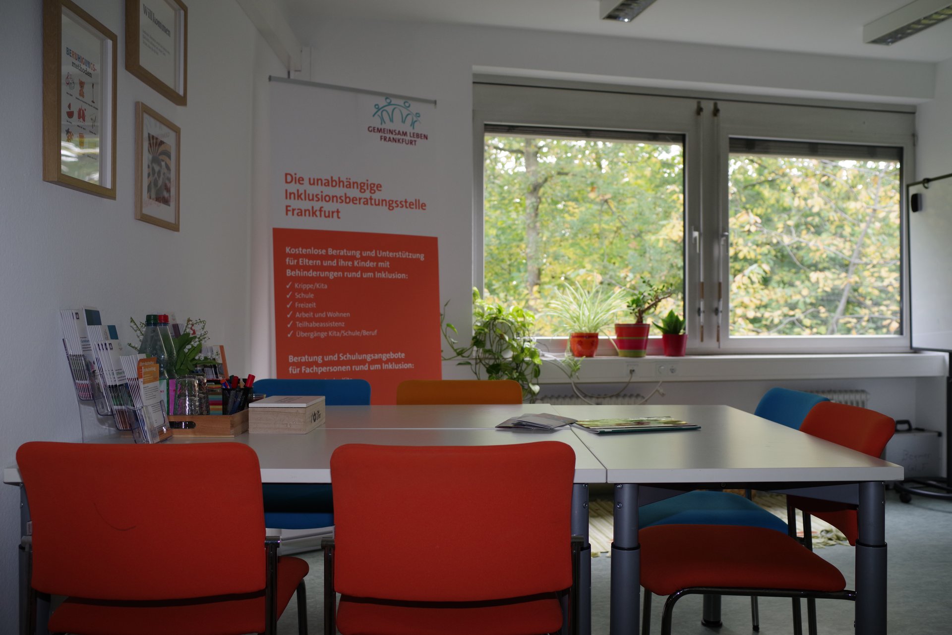 Ein Raum mit einem Tisch und Stühlen. 